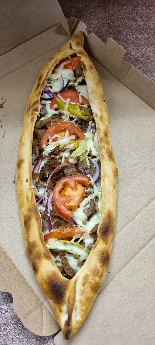 Venekebab - leivan muotoinen kebabliha kebab, tomaatti, punasipuli ja turkinpippuri pahvilaatikossa.